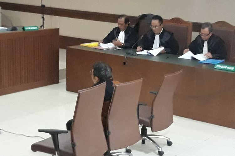 Pegawai pada Ditjen Perimbangan Keuangan Kementerian Keuangan, Yaya Purnomo duduk di kursi terdakwa di Pengadilan Tipikor Jakarta, Kamis (27/9/2018).