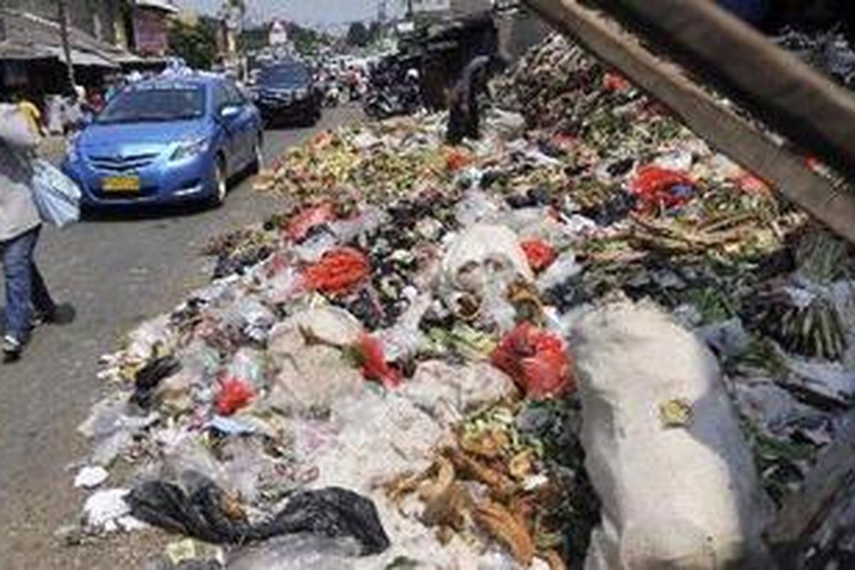 Ilustrasi: Tumpukan sampah yang tak terangkut menggunung di depan Pasar Ciputat, Tangerang Selatan, Banten, Jumat (24/4/2011). 