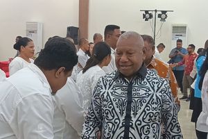 Ini yang Dibisikkan Gubernur Papua Barat ke Presiden Prabowo Saat Pertemuan Para Gubernur