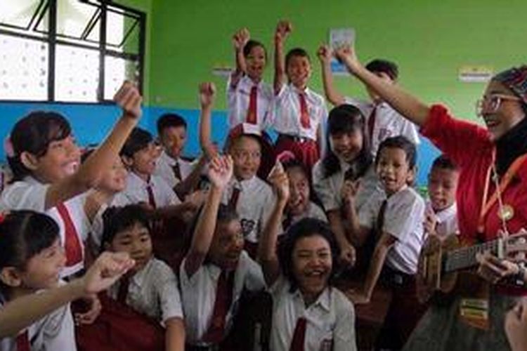 Chikita Fawzi, animator dari film seri animasi Upin & Ipin, memberikan kelas inspirasi kepada para siswa kelas lima dari Sekolah Dasar Negeri (SDN) Tanah Sereal 03 Pagi, Jakarta Barat, Rabu (20/2/2013). Kelas inspirasi merupakan inisiatif dari gerakan Indonesia Mengajar, sebanyak 596 pengajar yang terdiri dari pekerja profesional diterjunkan ke 58 SD negeri di Jakarta. 