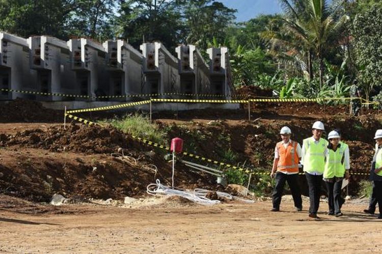 Presiden Joko Widodo bersama Menteri PUPR Basuki Hadimuljono dan Menteri BUMN Rini Soemarno meninjau Tol Bogor-Ciawi-Sukabumi, Selasa (21/6/2016).