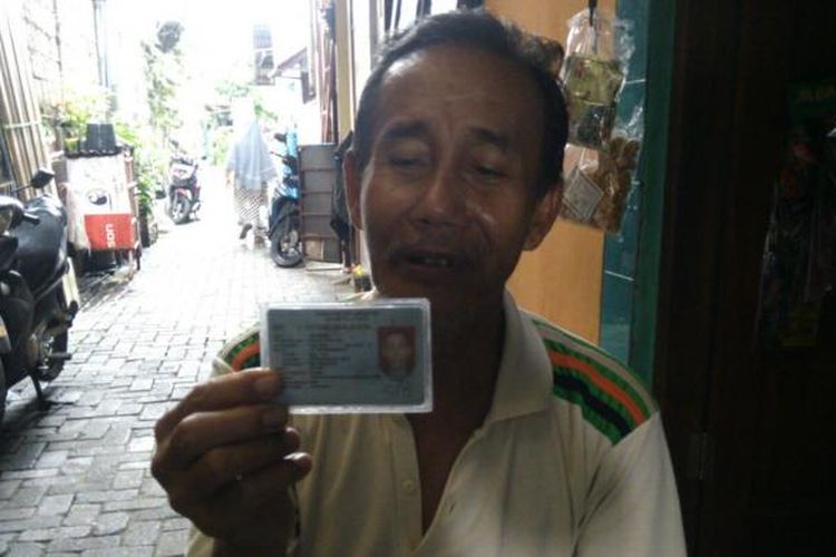 Sukarno (55) warga Gang Senggol Jalan Pademangan VII RT 05 RW 10, Kelurahan Pademangan Timur, Kecamatan Pademangan, Jakarta Utara, merasa dirugikan terkait beredarnya kasus e-KTP palsu yang mencatut identitas dia. Senin (6/2/2017)