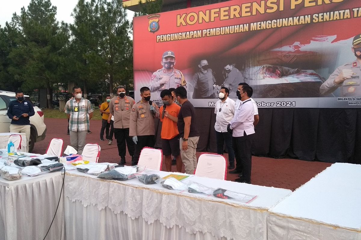 Tersangka ASS (30), ditangkap di kebun sawit di Aceh Singkil pada Selasa (12/10/2021) setelah melakukan pembunuhan berencana terhadap BMS di Hotel Mutiara Hawaii di Jalan Djamin Ginting Medan pada Sabtu (9/10/2021) siang. Pelaku mengaku sakit hati janji korban memberi uang Rp 300 ribu setelah berhubungan tidak ditepati.