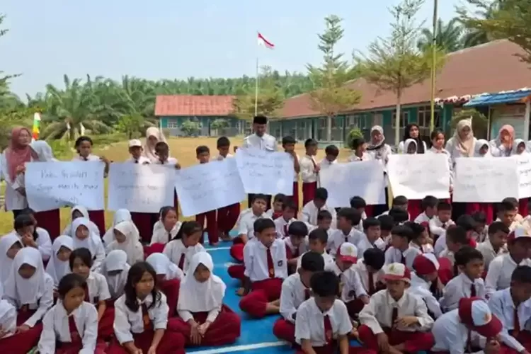 Sekolah Terancam Dieksekusi, 400 Siswa Jambi Kirim Surat Terbuka untuk Prabowo: Jangan Padamkan Masa Depan Kami