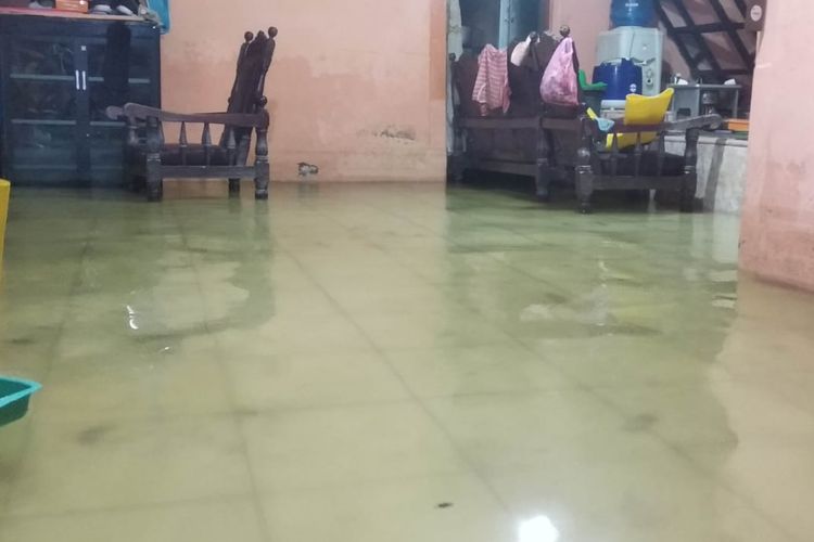 Rumah warga di Kota Sungai Penuh, Jambi, yang sudah tergenang banjir sejak awal Januari 2024.
