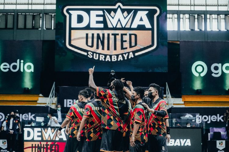 Tim basket Dewa United Surabaya saat berlaga di IBL 2022