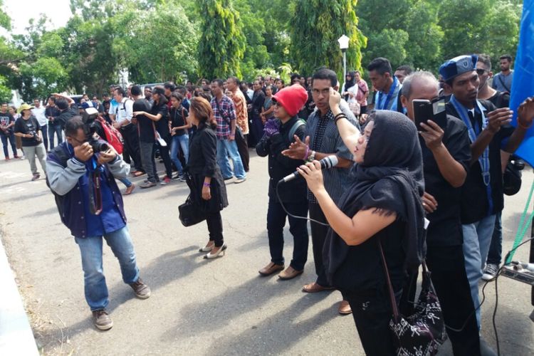 Ratusan perempuan dari lintas agama di Nusa Tenggara Timur menggelar aksi unjuk rasa di depan kantor DPRD NTT, Rabu (10/5/2017).