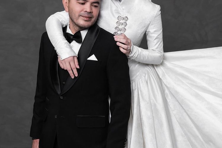Potret Irish Bella sekeluarga menggunakan pakaian formal dalam sesi foto keluarga.