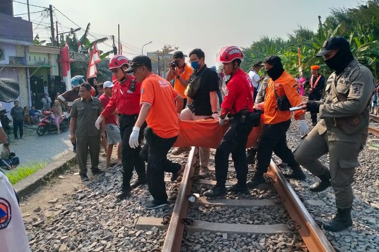 Petugas evakuasi jenazah siswa SD korban tertabrak kereta di Surabaya