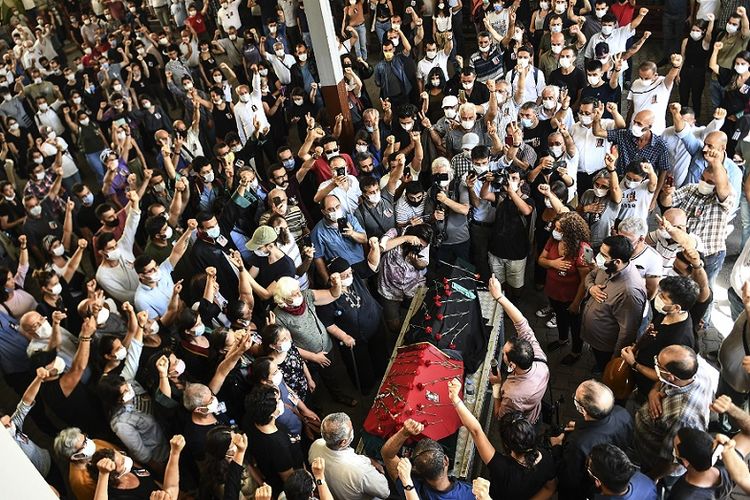 Orang-orang membawa peti mati Ebru Timtik, seorang pengacara hak asasi manusia yang meninggal saat mogok makan pada Kamis (27/8/2020). Dia telah berpuasa selama 238 hari.