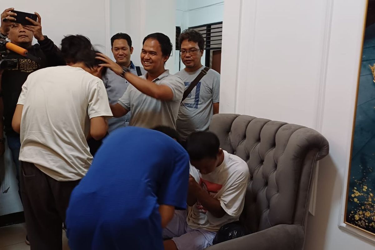 Ketiga pelaku perundungan terhadap orang berkebutuhan khusus berinisial S (31) meminta maaf saat mediasi di Polsek Johar Baru, Jakarta Pusat, Senin (10/7/2023). (KOMPAS.com/XENA OLIVIA)
