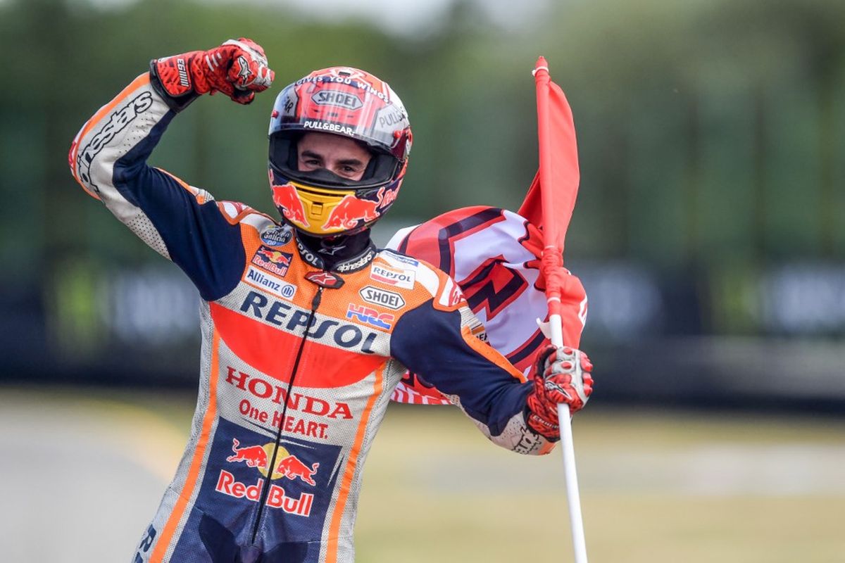 Pebalap Repsol Honda Team, Marc Marquez, melakukan selebrasi usai memenangi balapan MotoGP Republik Ceko, di Sirkuit Brno, Minggu (4/8/2019).