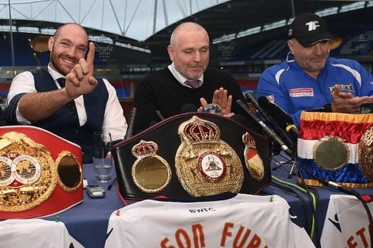 Juara tinju kelas berat WBC, Tyson Fury, bersama pelatih dan juga pamannya Peter Fury (tengah) serta sang ayah John Fury (paling kanan) dalam sebuah acara jumpa pers di Bolton, Inggris, pada 30 November 2015.