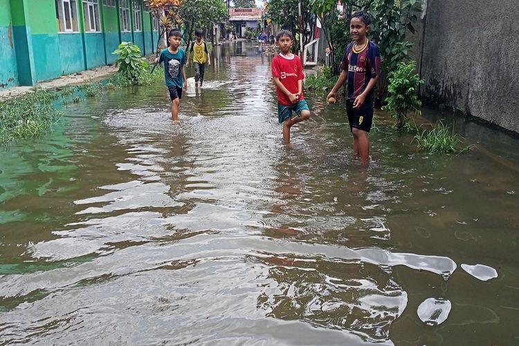 Warga Kompleks Griya Bandung Indah (GBI) Desa Buah Batu, Kecamatan Bojongsoang, Kabupaten Bandung, Jawa Barat mengeluhkan soal banjir yang sudah melanda wilayahnya selama bertahun-tahun.