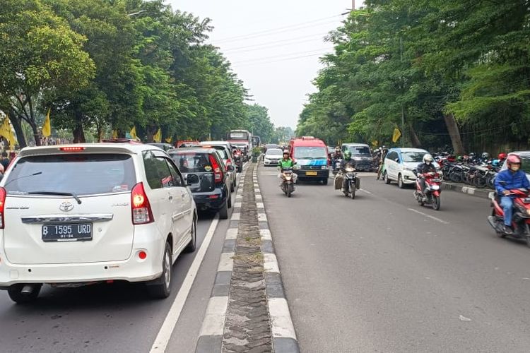 Situasi arus kendaraan di depan Masjid Agung At-Tin tepatnya di Jalan Taman Mini, Kelurahan Pinang Ranti, Kecamatan Makasar, Jakarta Timur, Jumat (2/12/2022). Arus kendaraan terlihat padat merayap imbas acara reuni 212.