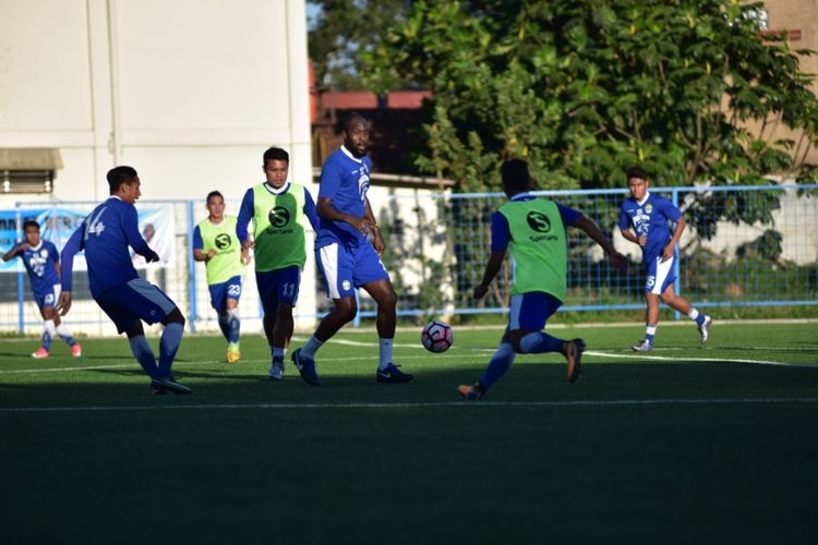 Marquee player Persib, Carlton Cole, saat menjalani latihan di Lapangan Lodaya, Selasa (1/8/2017) sore. 