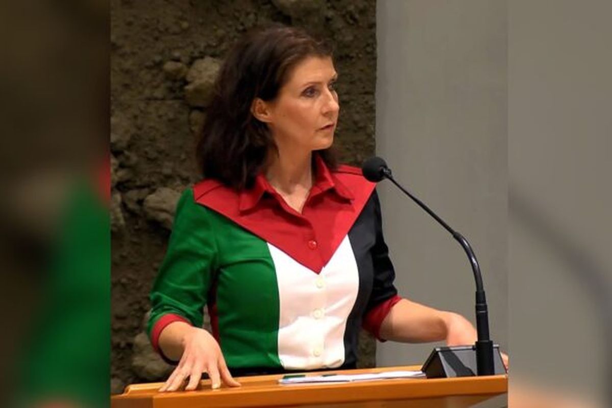 Anggota DPR Belanda Esther Ouwehand memakai blus bermotif bendera Palestina sebagai bentuk solidaritas, Kamis (18/9/2025). 