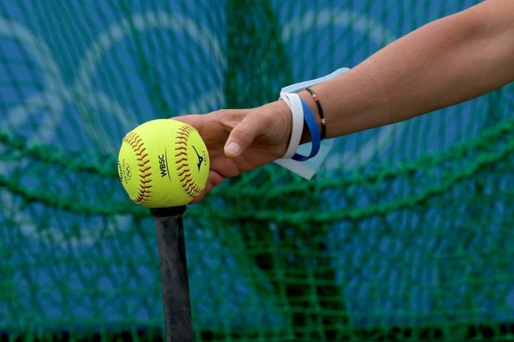 Ilustrasi bola softball. Artikel menyajikan nama lain lemparan atas dalam softball. Lemparan atas dalam softball disebut juga dengan overhand throw.