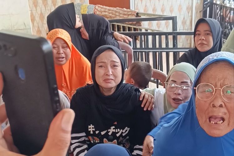 Tangis Pecah Saat Keluarga KM Virgo di Garut Berhasil Video Call dengan Korban Selamat