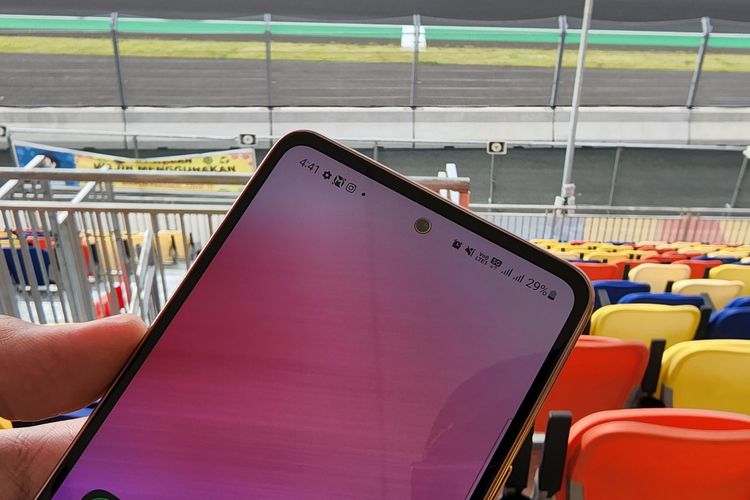 Status baterai Galaxy A53 5G sekitar pukul 16.40 WITA ketika kami gunakan seharian di gelaran MotoGP di Mandalika. Ponsel ini kami isi memiliki daya baterai 100 persen sekitar pagi hari pukul 07.00.