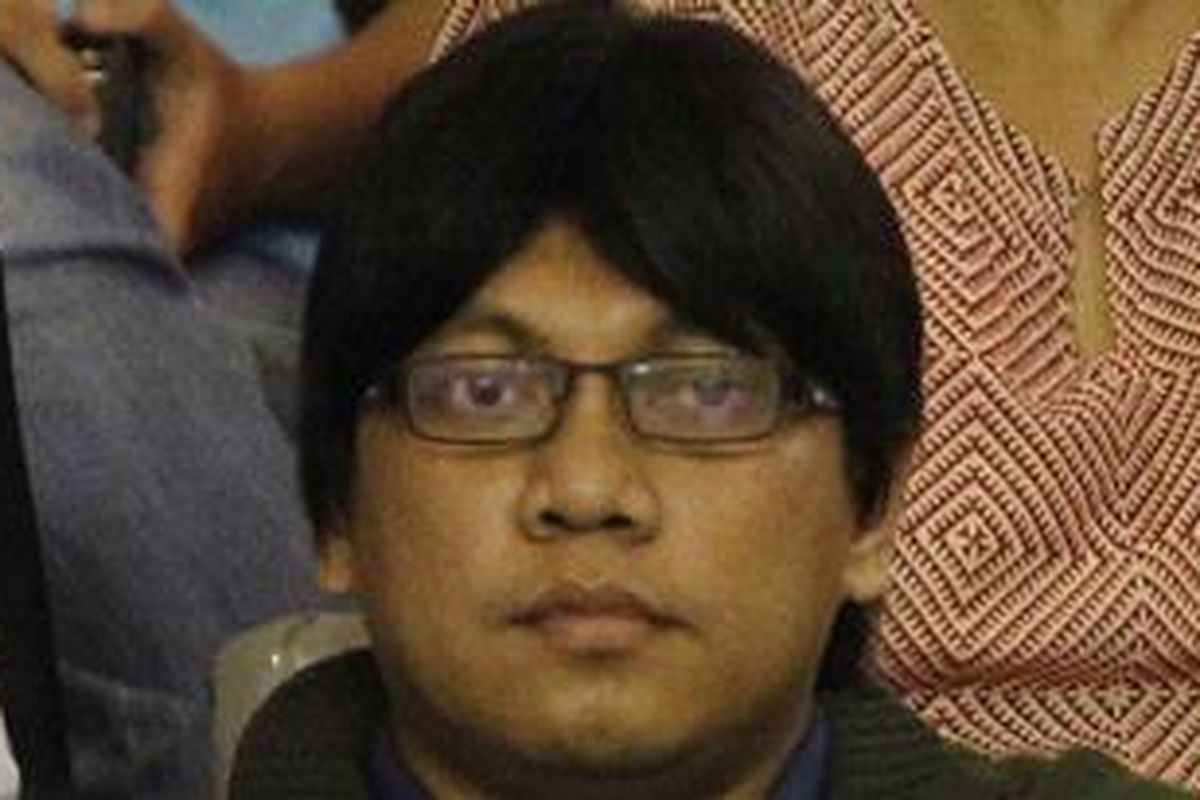 Seorang penonton yang mirip tersangka kasus mafia pajak, Gayus HP Tambunan (tengah) menyaksikan pertandingan antara Daniela Hantuchova melawan Yanina Wickmayer dalam Commonwealth Bank Tournament of Champions di Nusa Dua, Bali, Jumat (5/11/2010). 