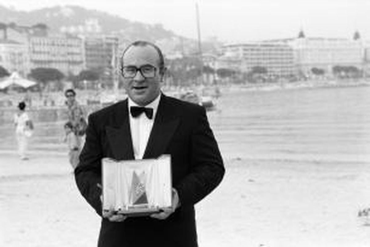 Bob Hoskins, dalam gambar yang diambil pada 19 Mei 1986, sesaat setelah menerima penghargaan sebagai pemain terbaik di Festival Film Cannes lewat film 