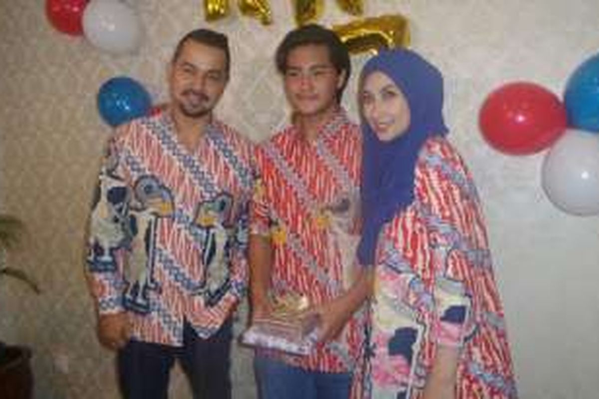 Annisa Trihapsari dan Sultan Djorgi diabadikan di sela perayaan ulang tahun putranya di Kampoeng Bangka, Jakarta Selatan, Sabtu (24/12/2016).