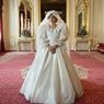 Lihat Lebih Dekat Kostum Serial The Crown Lewat Pameran Virtual Ini