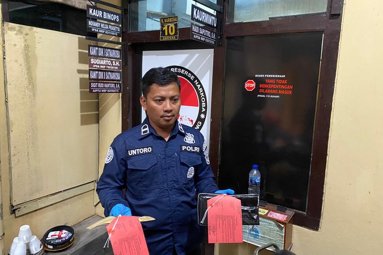 Polisi menunjukkan barang bukti ganja kering yang didapat dari 5 tersangka di Lumajang,