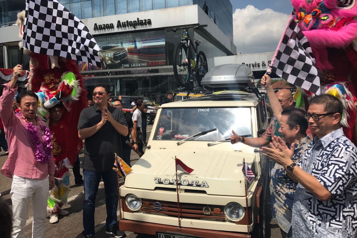 Pelepasan touring kemerdekaan komunitas Toyota di Anzon Autoplaza, Pontianak, Kalimantan Barat, Jumat (4/8/2017)