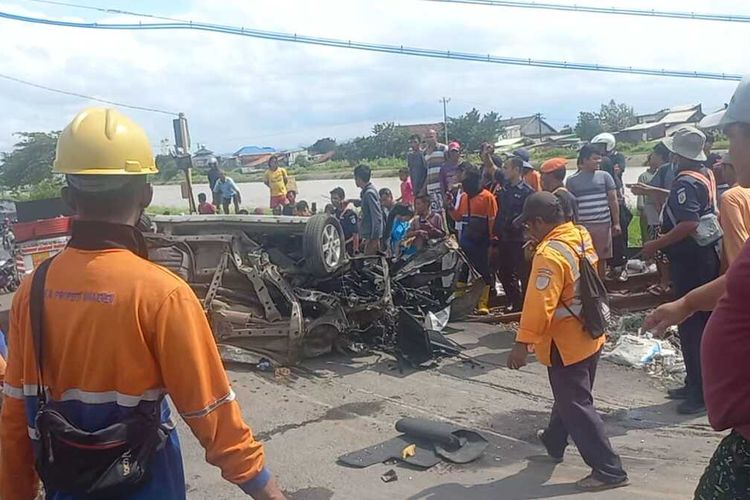 Kecelakaan maut antara mobil dan kereta api di Kota Semarang