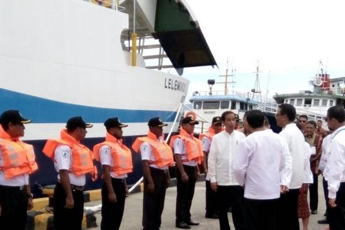 Presiden RI Joko Widodo meninjau Pelabuhan Ambon, Maluku, Kamis (9/2/2017).