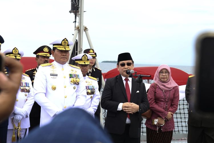 Kementerian Sosial (Kemensos) bersama Tentara Nasional Indonesia (TNI) Angkatan Laut (AL) menggelar upacara peringatan Hari Pahlawan 2022 dan tabur bunga di laut.
 
