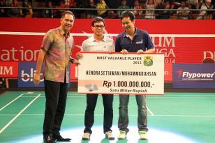 Ketua Umum PBSi, Gita Wiorjawan berikan penghargaan MVP 2013 buat Hendra Setiawan/Mohammad Ahsan