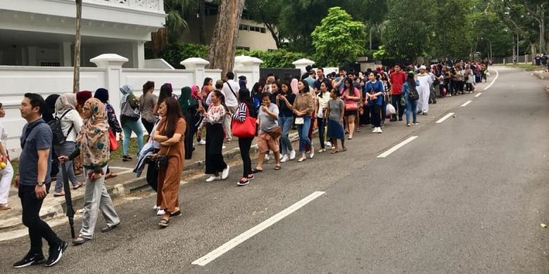 Terlihat antrean sangat panjang dari WNI di Singapura yang mengular hingga 2 km dari KBRI Singapura. WNI ini rela mengantre 3-4 jam untuk menyalurkan hak politik mereka, Minggu (14/4/2019). (KOMPAS.com/ERICSSEN)