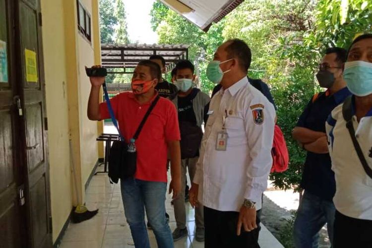 Petugas dan pegawai SMP Negeri 1 Semanding melihat kondisi pintu ruang laboratorium yang dibobol maling