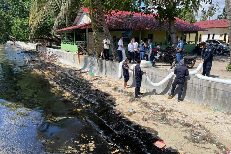 Tumpahan Limbah Minyak Hitam di Sepanjang Pantai Kampung Melayu Nongsa, Subdit IV Tipidter Ditreskrimsus Polda Kepri Lakukan Penyelidikan