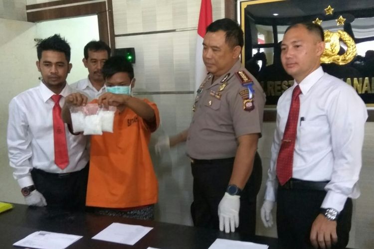 Kapolresta Pontianak, Kombes Pol Purwanto bersama tersangka MB saat dihadirkan di Mapolresta Pontianak (7/8/2017)