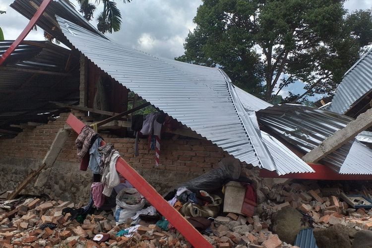 Salah satu rumah warga roboh hingga rata dengan tanah akibat gempa bumi magnitudo 6,2 di Nagari Malampah, Kecamatan Tigo Nagari, Kabupaten Pasaman, Sumbar.