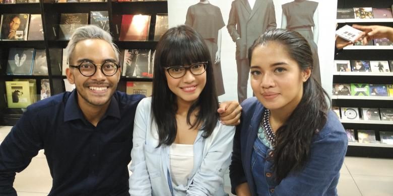 Trio vokal GAC, yang terdiri dari Gamaliel Tapiheru (kiri), Audrey Tapiheru, dan Cantika Abigail (kanan), diabadikan ketika ditemui di kawasan Sarinah, Jakarta Pusat, Rabu (19/8/2015).