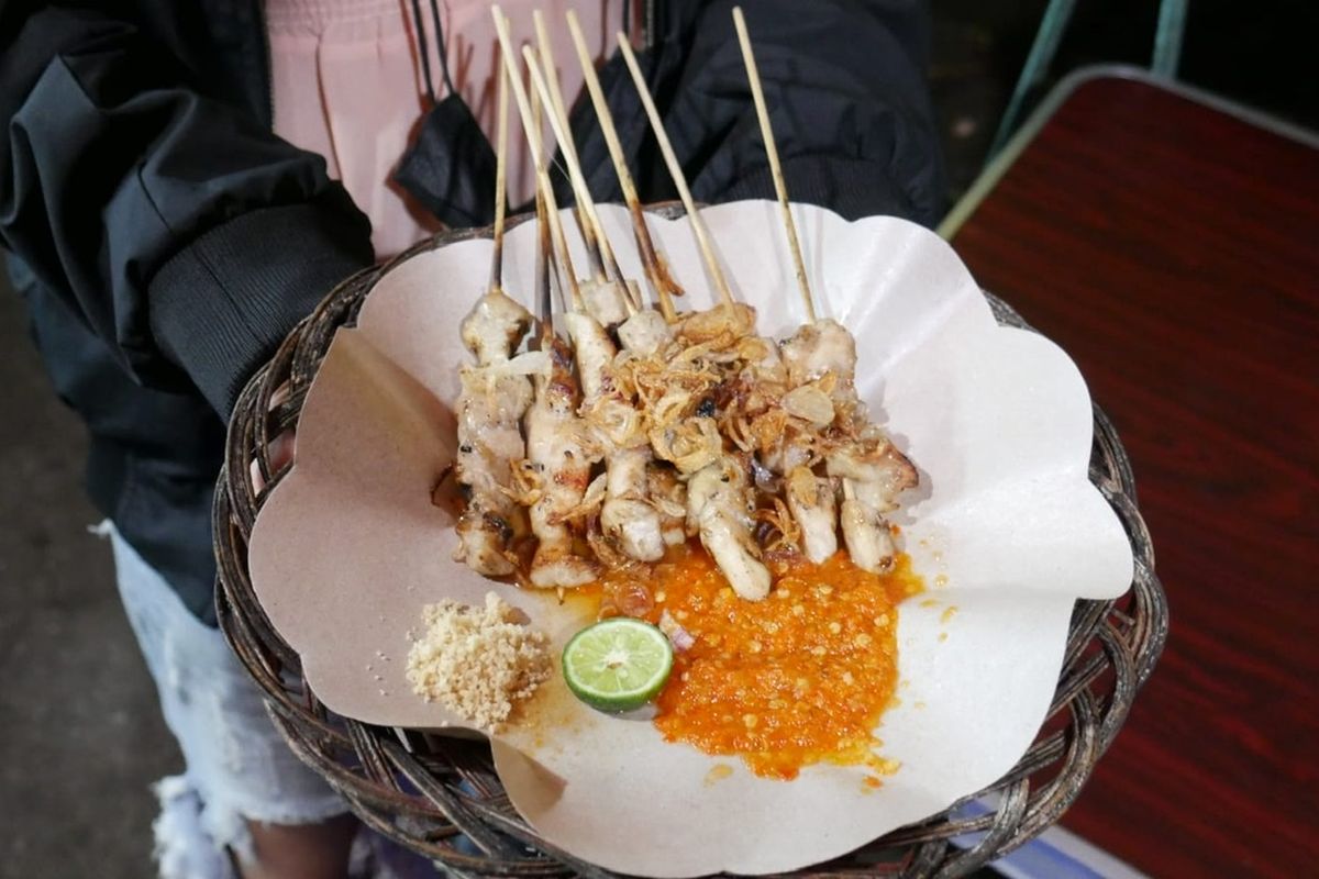 Sate taichan usaha milik Nivi Dayanti (27) di warungnya di kawasan Tanah Kusir, Kebayoran Lama, Jakarta Selatan pada Selasa (27/6/2022) malam.