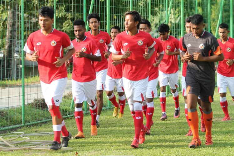 Pemain Semen Padang menggelar latihan di lapangan Mess PT Semen Padang