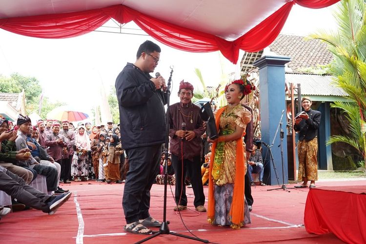 Bupati Kediri Mas Dhito saat menghadiri Grebeg Syawal dan Launching Desa Wisata Sidomulyo, Kecamatan Wates, Sabtu (29/4/2023).