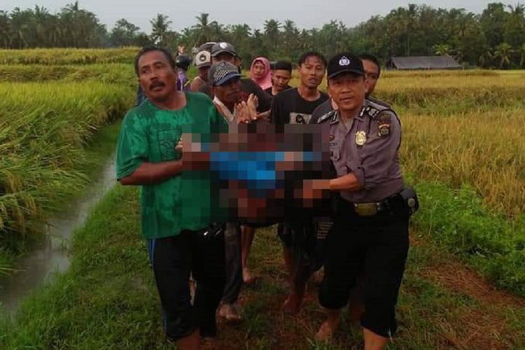 Petugas dibantu warga memberi pertolongan kepada petani yang disambar petir pada Jumat (5/4/2019).