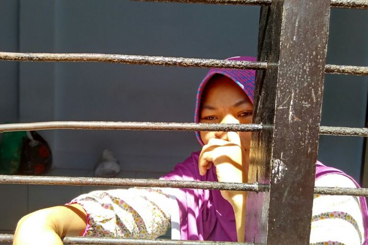 Nuril saat berada di ruang tahanan Pengadilan Negeri Mataram, belum lama ini.