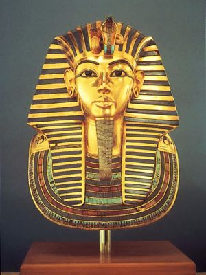 Topeng emas mumi Tutankhamun.