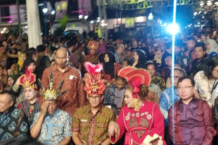 Menteri Pariwisata dan Ekonomi Kreatif Sandiaga Salahudin Uno saat menghadiri Semarang Night Carnival di Kota Lama Semarang
