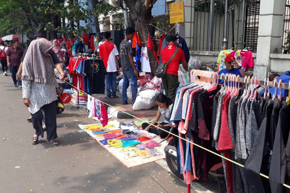 Tampak Pedangang pernak-pernik khas Asian Games di Area GBK, Jalan New Delhi, Jakarta Pusat, Minggu (2/9/2018).