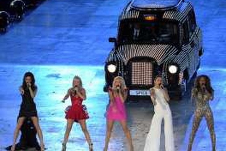 Girlband Spice Girls, (dari kiri) Victoria Beckham, Geri Halliwell (sekarang Geri Horner), Emma Bunton, Mel C, dan Mel B, saat tampil pada upacara penutupan Olimpiade 2012 di London.