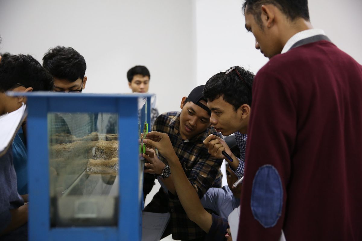 Kegiatan Praktikum Program Studi Teknik Geofisika Universitas Pertamina di Laboratorium Sedimentologi dan Stratigrafi.